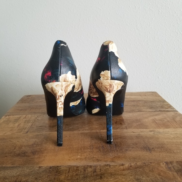 Beautiful Floral Print Heels - Picture 5 of 5
